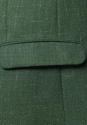 Zielona fakturowana tkanina w wzór w jodełkę, z detalem podwiniętego mankietu. Materiał wydaje się tkany i lekko szorstki.