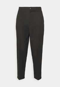Donkerbruine broek met een op maat gemaakt ontwerp, voorzien van een knoop- en ritssluiting, taps toelopende benen en zonder zichtbare patronen of accenten.