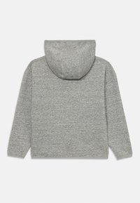 Grå hettegenser med strukturert stoff, hette og lange ermer. Synlige sømmer, uformelt design, uten tilleggseffekter.