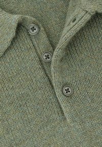 Póló pulóver tompa zöld színben, textúrált felülettel. Három szürke gombbal és hajtott gallérral rendelkezik, amely gombos záródást biztosít.