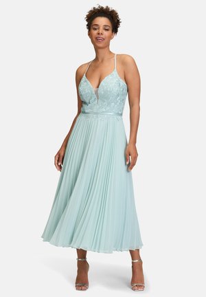Robe plissée bleu clair avec corps en dentelle, décolleté en V profond et fines bretelles. Jupe fluide atteignant mi-mollet, avec des détails en dentelle délicate.