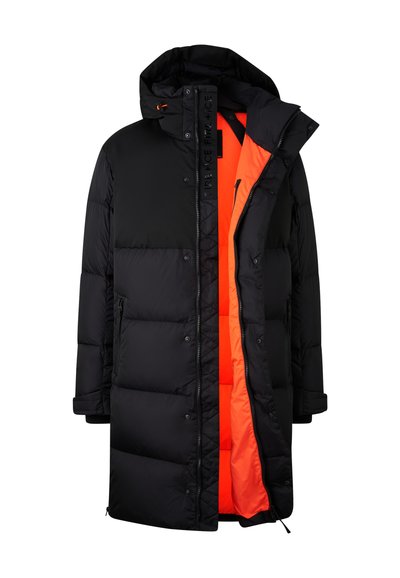 Schwarzer, langer gepolsterter Wintermantel mit Kapuze, teilweise geöffnet, um das leuchtend orangefarbene, gesteppten Futter und die seitlichen Reißverschlusstaschen zu zeigen.