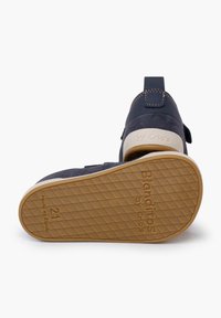 Námořnické semišové boty s bílou gumovou podrážkou, s suchým zipem a texturovanou podrážkou s diamantovým vzorem. Velikost 21 je uvnitř označena.