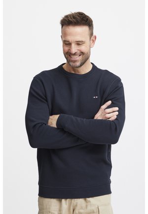Marineblå hettegenser i bomullsblanding, rund halsdesign, ribbestrikkede mansjetter og kant, med en liten flerfarget logo på brystet.