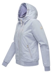 Lys lavendel hettejakke laget av glatt, vannavstøtende stoff; har glidelås foran, ribbestrikkede mansjetter og et logo-patch på ermet.