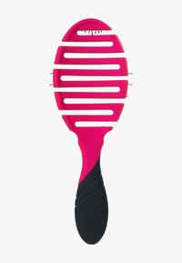 Cepillo de pelo de plástico rosa con forma ovalada, que presenta ranuras anchas y un mango texturizado en negro. Diseñado para desenredar el cabello con facilidad.