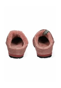 Pantofole di suede rosa con morbida fodera pelosa, forma arrotondata e suola in gomma nera. Presenta un piccolo tag con il logo sul lato.