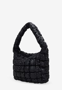 Bolso de cuero negro con una textura suave y acolchada. Presenta una correa redondeada y un cierre de cremallera, que enfatiza su diseño acolchado y estructurado.