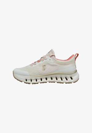 Zapatilla deportiva blanca con parte superior de malla texturizada, detalles rosas en el cuello y los cordones, y una suela gruesa con múltiples recortes.
