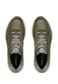 Sneakers grigie e verde oliva con tomaia in pelle e camoscio, punta arrotondata, fodera in mesh e suola in gomma strutturata con lacci.