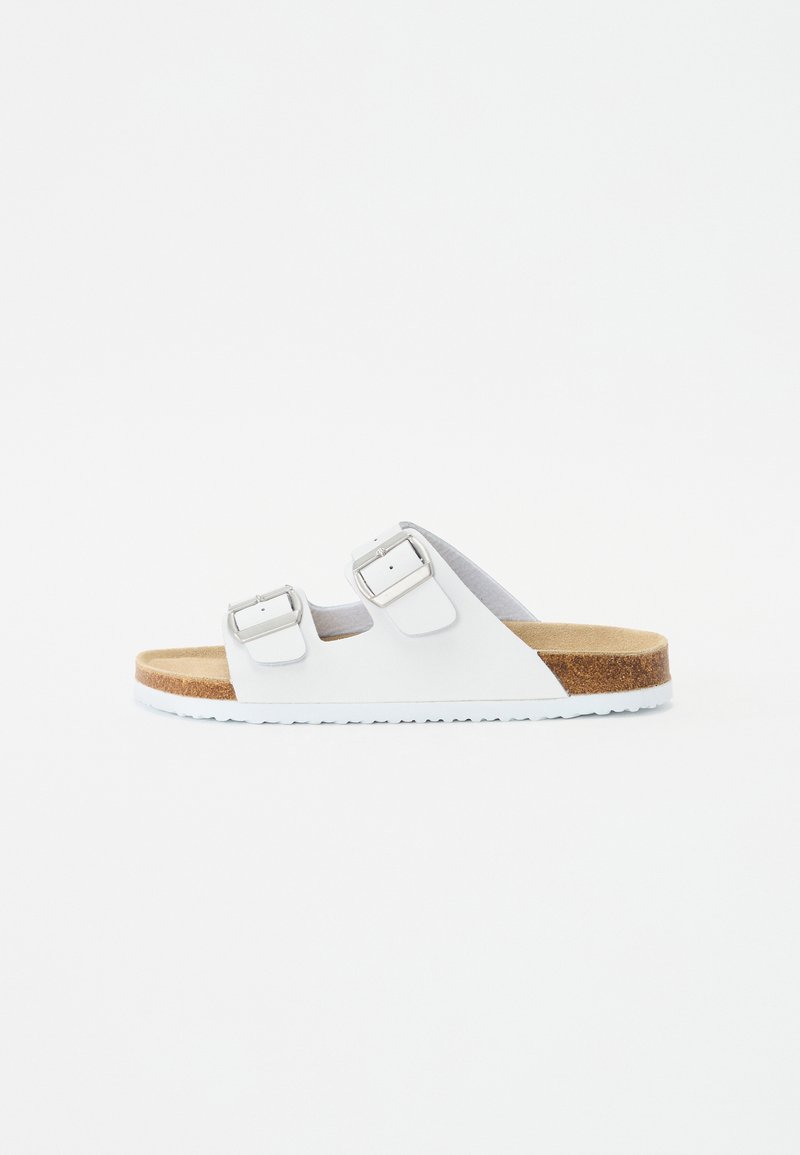 Sandal bianco a due fasce con fibbie metalliche, sottopiede in sughero e suola in gomma bianca. Materiale superiore liscio con soletta testurizzata.