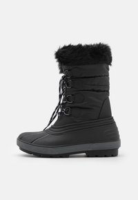 Botas de nieve negras con cuello de pelo sintético, material impermeable, diseño de cordones, suela de goma texturizada y puntera redonda. Presenta un eje acolchado.