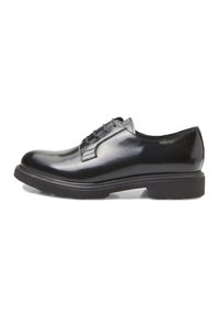 Chaussure en cuir noir avec une finition brillante, un bout arrondi et un design à lacets à quatre œillets. Elle possède une semelle en caoutchouc noir épaisse.
