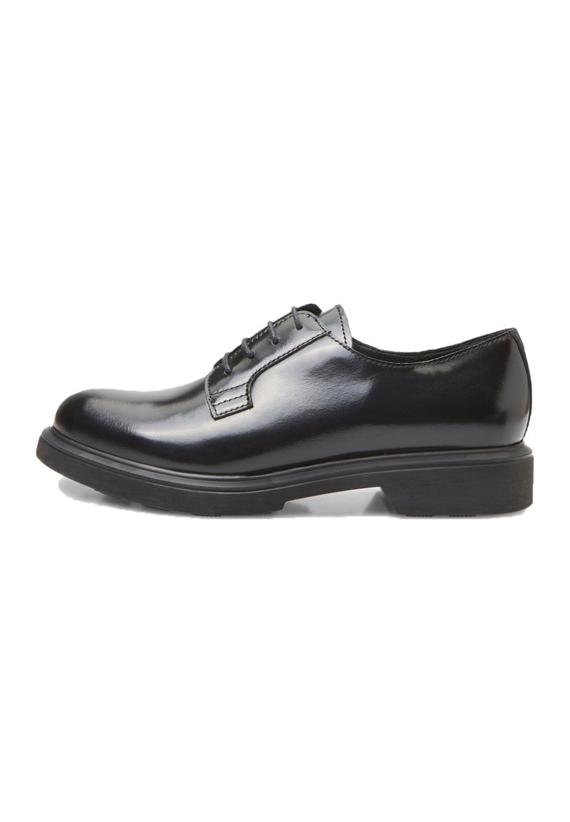 Chaussure en cuir noir avec une finition brillante, un bout arrondi et un design à lacets à quatre œillets. Elle possède une semelle en caoutchouc noir épaisse.