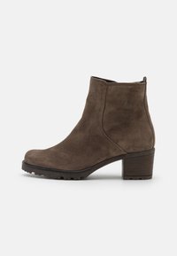 Braune Wildleder-Ankle-Boots mit einer abgerundeten Spitze, etwa 5 cm Blockabsatz und strukturierten Seitenpaneelen; minimalistisches Design ohne Verzierungen.