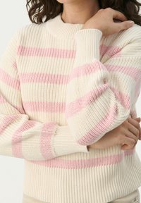 Strickpullover in Creme mit rosa Streifen, mit geripptem Textur und Rundhals. Auffällige Ballonärmel verleihen dem Design Volumen.