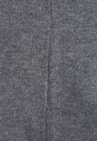Tejido de punto gris con un acabado texturizado, que presenta una trama ajustada y ligeras variaciones en el tono, creando un patrón sutil.