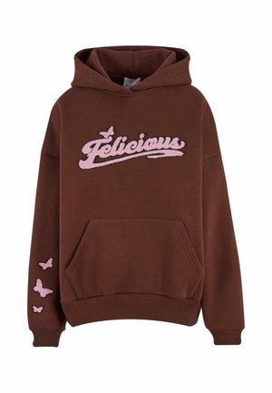 Een bruine hoodie met een roze geborduurd "Felicious" logo, een voorzak en drie roze vlinderaccenten op de linkermouw.