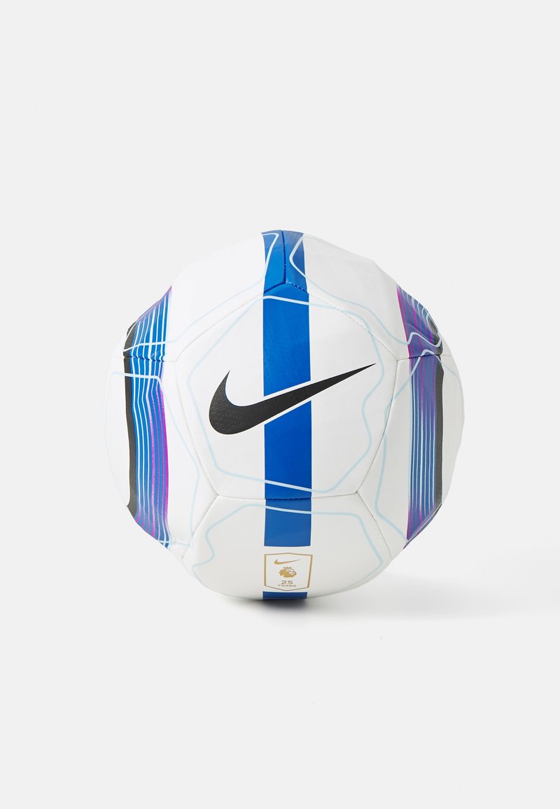 Bola de futebol da Nike com superfície branca, acentos azuis e roxos, painéis hexagonais e um logotipo preto. Apresenta padrões geométricos em linhas e uma marca.