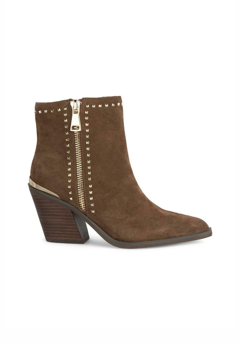 Braune Wildleder-Ankelstiefel mit spitzer Zehenpartie, ausgestattet mit einem goldenen Reißverschluss und Nietenakzenten an den Seiten. Blockabsatz mit Holzmaserung.