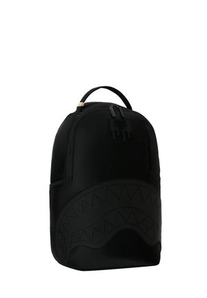 Zaino nero con maniglia superiore e design sottile a bocca di squalo impresso sul pannello frontale.