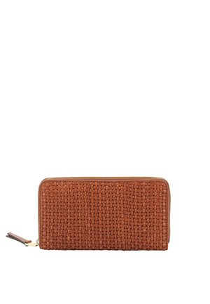 Braune geflochtene Lederbrieftasche mit strukturierter Oberfläche, Reißverschluss und kleinem Quastenakzent. Rechteckige Form, kompakte Gestaltung.