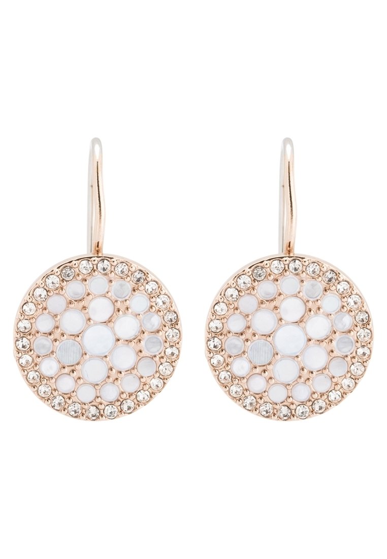 Boucles d’oreilles pendantes rondes dorées avec des pierres blanches circulaires regroupées au centre, entourées d’un anneau de petits cristaux clairs.
