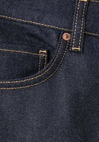 Jeans in denim blu scuro con cuciture visibili di colore marrone chiaro a contrasto, con tasca frontale e dettaglio con rivetto color rame.