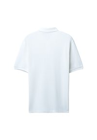 Weißes Poloshirt mit kurzem Arm. Weicher, strukturierter Stoff mit klassischem Kragen und geradem Saum. Keine sichtbaren Logos oder Muster.