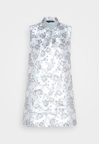 Kukkaritettu ilman hihnoja vaaleansinisessä satiinipaidassa, jossa on monimutkaisia kukkakuosisia hopea- ja siniväreissä. Sisältää kauluksen ja edessä olevan solmukkeen.