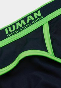 Svarta kalsonger för män med ett grönt elastiskt midjeband. Anmärkningsvärda detaljer inkluderar präglad varumärkestext och kontrasterande gröna sömmar på kanterna.