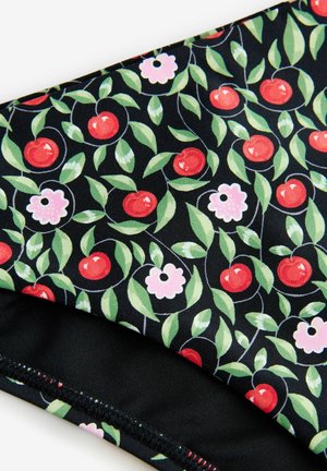 Sort stof med et blomstermønster, der har røde kirsebær, lyserøde blomster og grønne blade. Glat tekstur, velegnet til tøj eller accessories.