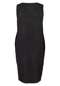 Černé bezrukávové šaty s texturovaným povrchem, s rovnými liniemi a diskrétními bočními kapsami. Zadní část je hladká s vysokým výstřihem.