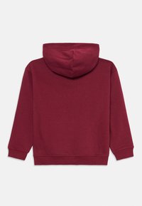 Κόκκινη φούτερ μπλούζα με κουκούλα, από μείγμα βαμβακιού, που διαθέτει μακριά μανίκια και ριμπ τελειώματα. Λείος υφασμάτινος χαρακτήρας με τσέπη «καγκουρό» που δεν φαίνεται.