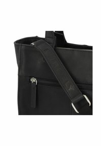 Schwarze Lederhandtasche mit strukturiertem Design, ausgestattet mit einem Reißverschluss, verstellbarem Riemen und geprägtem Logo auf dem Riemen.