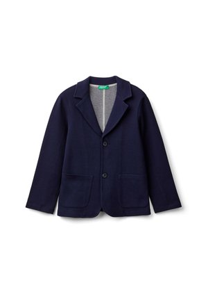 Blazer navy confeccionado en tejido suave, con cuello de solapa, dos bolsillos frontales y cierre de un botón. Forrado con un interior a rayas.
