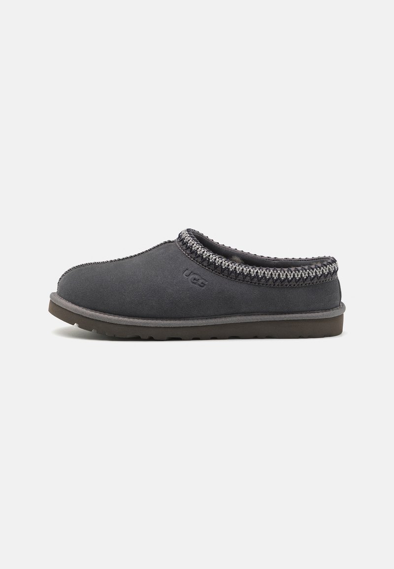Zoccoli slip-on grigi scuri in suede, con un accento tessile intrecciato attorno al colletto e una suola in gomma.