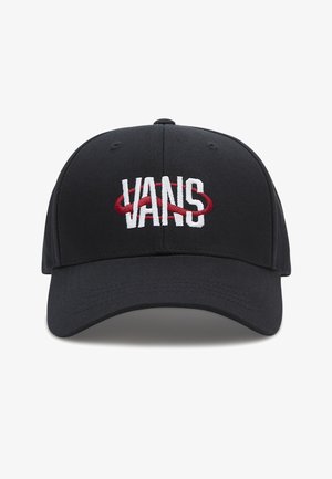 Gorra negra con visera curva. Presenta el logo "VANS" bordado en blanco con un acento ovalado rojo. Confeccionada con un tejido de textura suave.