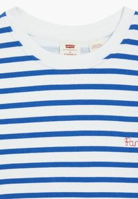 Gestreepte T-shirt met korte mouwen in blauwe en witte horizontale strepen. Heeft een ronde hals en een klein rood geborduurd logo aan de voorkant.