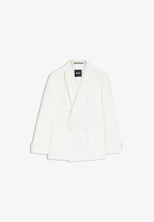 Valge kahekordse nööpidega jakk tipplapakatega, nööbitud mansettidega ja musta "BOSS" märgiga krae siseküljel, valgel taustal eksponeeritud.