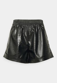 Shorts noirs en simili cuir avec une texture crocodile, taille élastique et ourlet plié. Surface lisse avec une finition brillante.