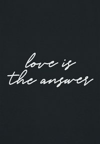 Sfondo nero con testo bianco scritto a mano che dice "l'amore è la risposta", con un font corsivo e un lettering fluido e chiaro.