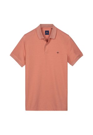 Lachsrosa Polo-Shirt mit kurzen Ärmeln, Zwei-Knopf-Leiste und kleinem schwarzem Logo auf der linken Brust.