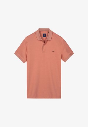 Lachsrosa Polo-Shirt mit kurzen Ärmeln, Zwei-Knopf-Leiste und kleinem schwarzem Logo auf der linken Brust.