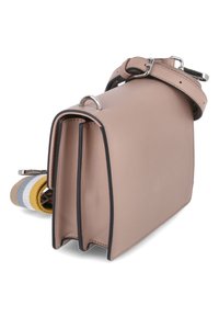 Borsa a mano in pelle rosa chiaro con una forma strutturata, rifiniture nere a contrasto e una tracolla staccabile multicolore con accenti gialli e grigi.
