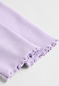 Heledu lilla soonikangas, millel on pehme tekstuur ja lainelise äärise detail. Materjal on elastne ja tihedalt kootud.