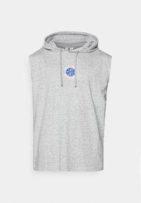 Pelēks bez piedurknēm kapuce, izgatavots no mīksta materiāla, ar priekšējo logotipu, kas attēlo basketbola dizainu sarkanā un zilā krāsā. Ietver kapuces auklu.