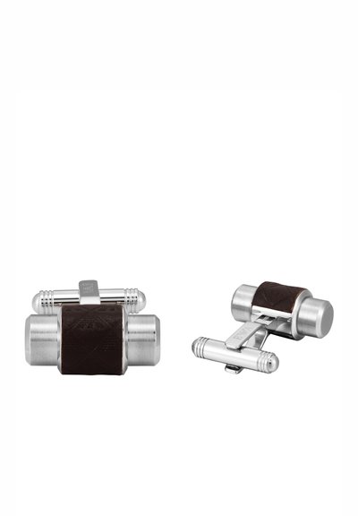 Stříbrné manžetové knoflíky s cylindrickým designem, které mají tmavě hnědé kožené akcenty a texturovaný povrch. Hladký kovový povrch a bezpečné zapínání.