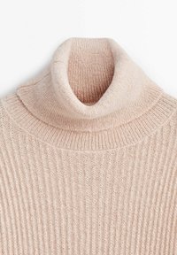 Pull à col roulé en maille côtelée beige doux avec un col replié.