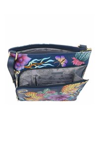 Marineblaues Tasche mit mehrfarbigen Blumen- und Tiermustern. Verfügt über mehrere Fächer, einen Reißverschluss und strukturierte Akzente.